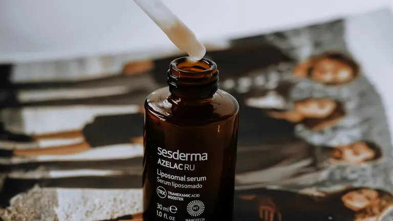 Aplicacion de serum facial en la piel