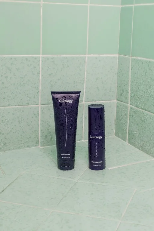 Productos de skincare para acné sobre superficie blanca