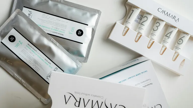 Productos de cuidado de la piel sobre superficie plana