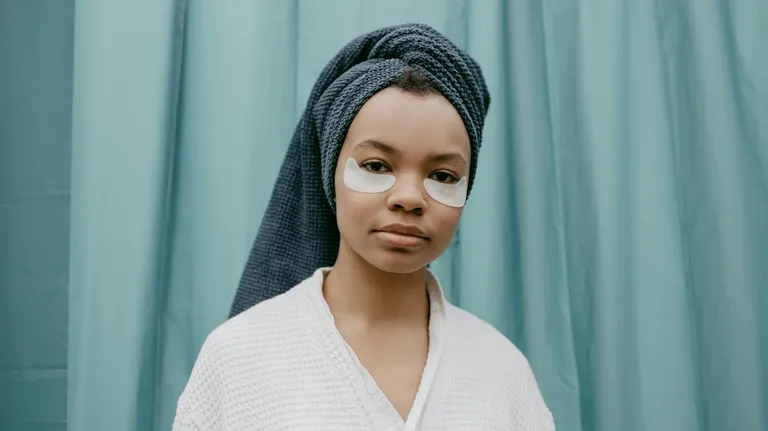 Primer plano de parche para acne en la piel