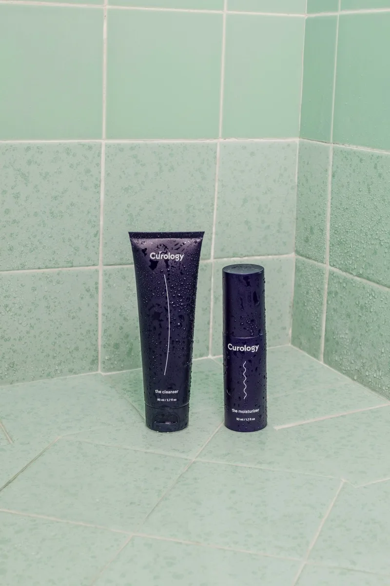 Productos de skincare en superficie de marmol